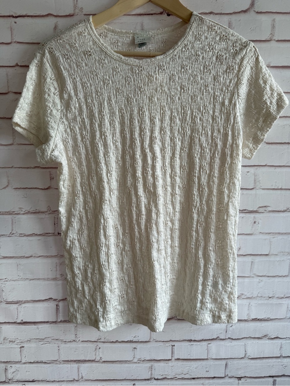 Women's Cream Textured Short-Sleeve Tee‎